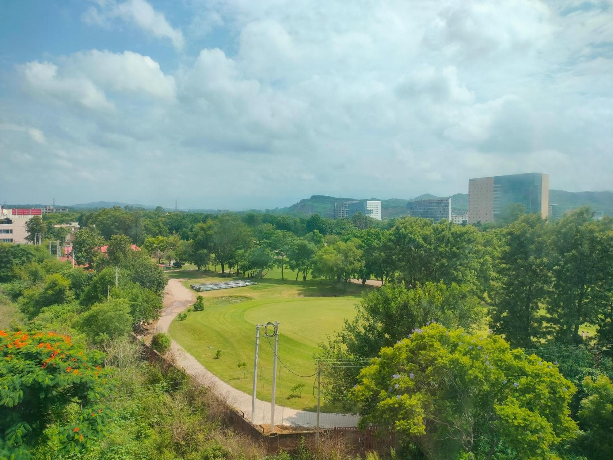 Holiday Inn Chandigarh Panchkula, An Ihg Hotel Exterior photo