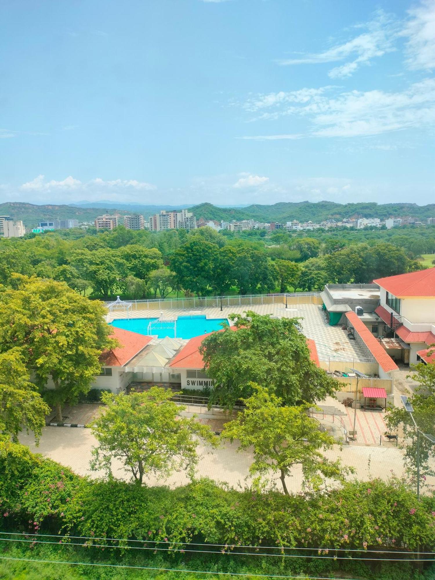 Holiday Inn Chandigarh Panchkula, An Ihg Hotel Exterior photo